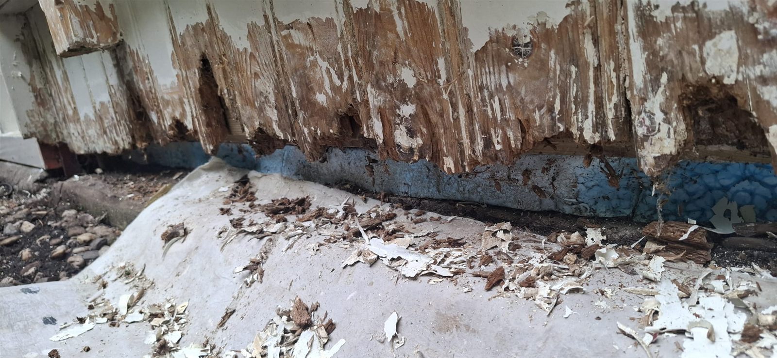 Onderregel over de hele breedte aangetast, verf en hout laten los