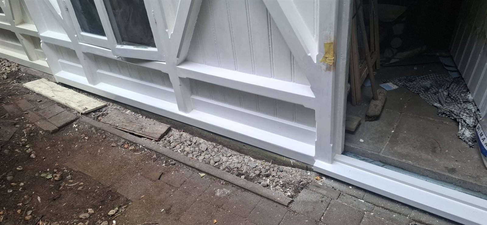 Herstelde onderregel over de hele lengte, wit afgelakt